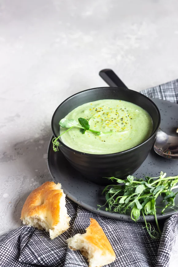 Groene gazpacho van komkommer met doperwten en munt